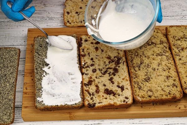 Отдельно взбить сметану 25% с сахарной пудрой и ванильным сахаром, промазать разрезанные коржи.