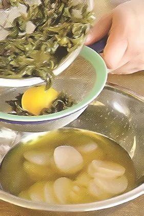 Смешайте в миске лимонный сок, зеленый чай и масло виноградных косточек.