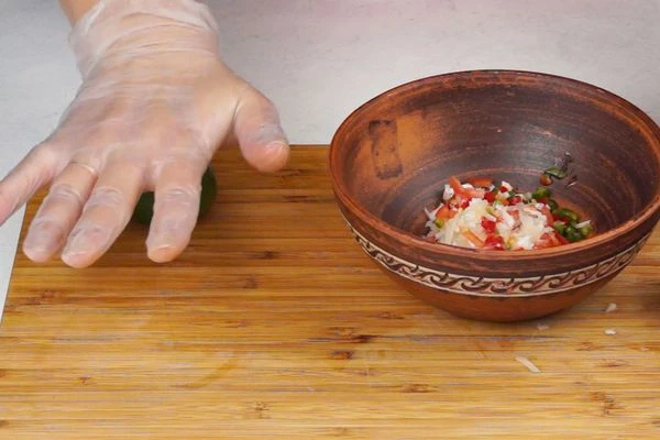 Из лайма нам нужен будет сок, поэтому мы его необходимо хорошо покатать по столу, чтобы сок легче выходил.