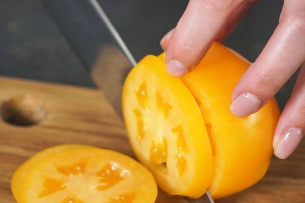 Томаты вымыть, нарезать кружочками.
