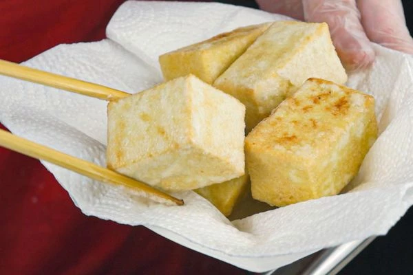 Переложить на бумажное полотенце, чтобы удалить излишки масла. 