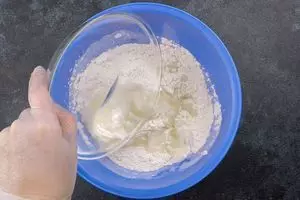 В чашке смешать муку, дрожжи и соль, затем влить воду с маслом, замесить пластичное тесто. 