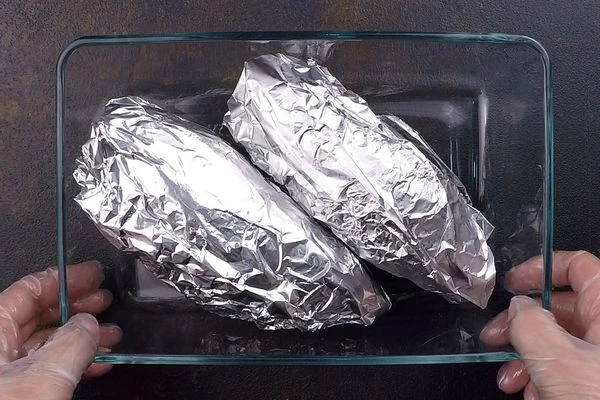 Уложить в форму для запекания и поставить в разогретую до 200С духовку на 40-50 минут.