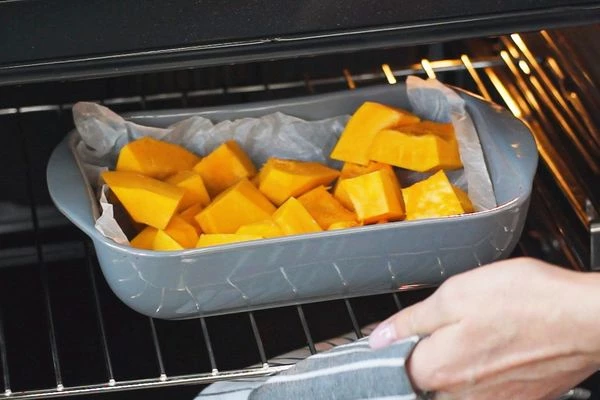 Запекать в предварительно разогретой до 180 градусов духовке до готовности. 