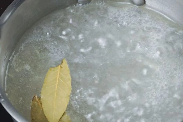 Довести рассол до кипения, помешивая, чтобы соль растворилась. 
Остудить до комнатной температуры.