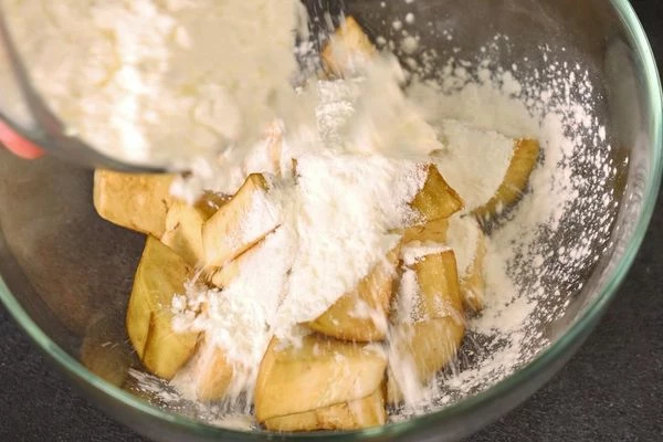 Баклажаны обвалять в кукурузном крахмале. Это можно сделать в пакете, результат получится быстрый и равномерный.