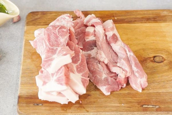 Свиную шею нарезать слайсами толщиной 0,5 см. 