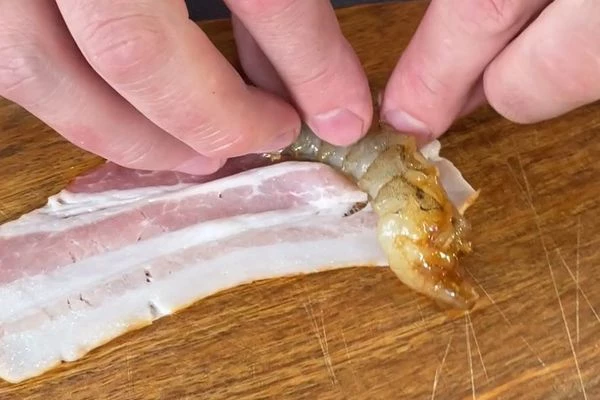 Каждую креветку завернуть в полоску бекона.