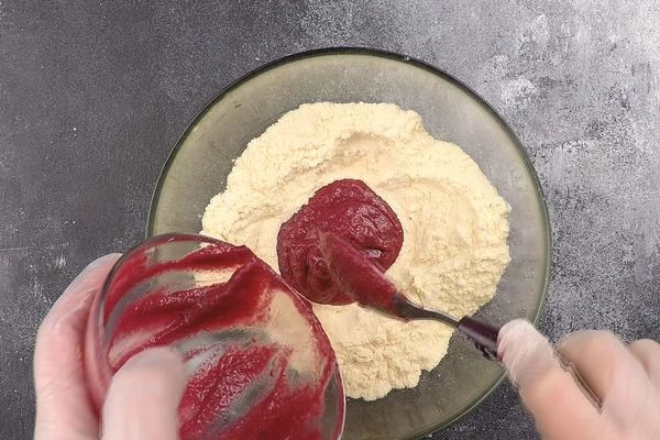 Затем на стол высыпать 200 г муки, сделать в центре углубление, влить наше свекольное пюре и замесить плотное тесто. Для эластичности можно добавить 1ст.л оливкового масла и пару столовых ложек воды (если тесто получается слишком тугое). 