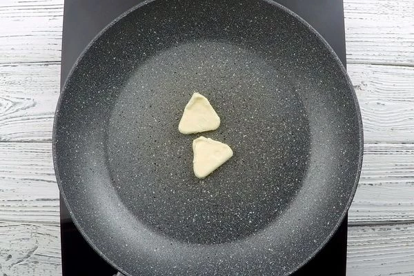 На сковороду выложить сливочное масло, включить средний огонь. 