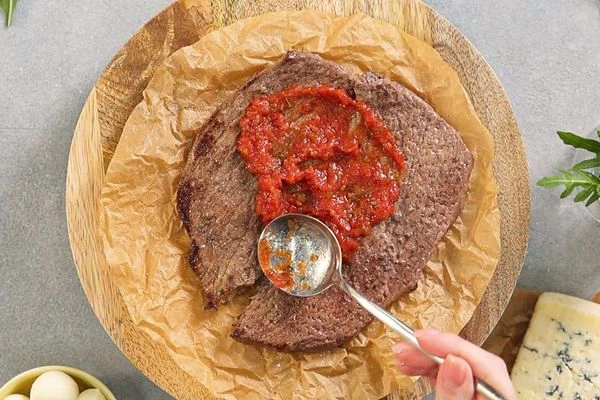 Переложить на блюдо для подачи. Смазать томатным соусом. 