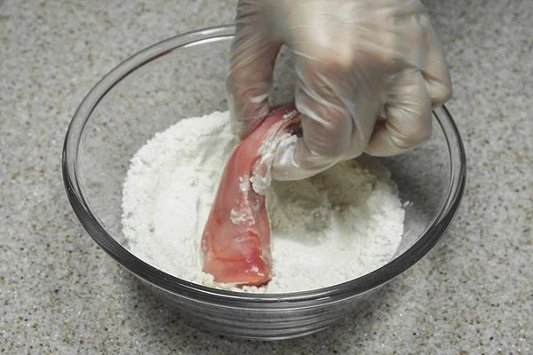 Обвалять молоки в смеси муки.