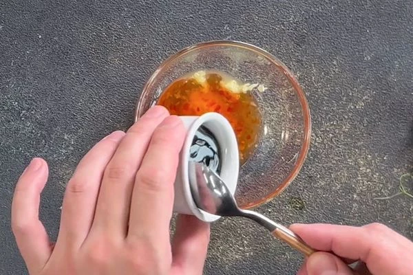 Имбирь и чеснок почистить, мелко нарезать, смешать с унаги и сладким чили. 