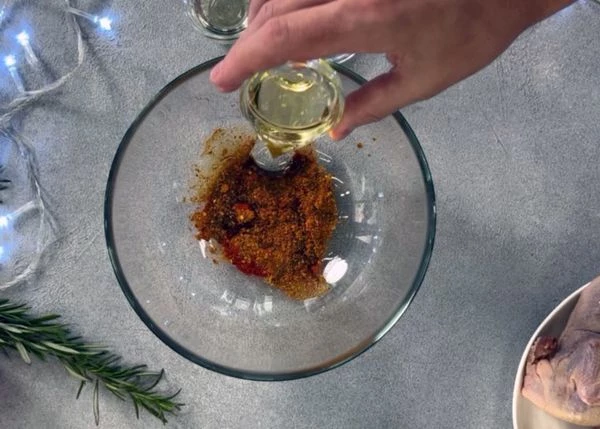 В емкости смешать соль, копченую паприку, масло подсолнечное, мед, соевый соус и специи для птицы. 