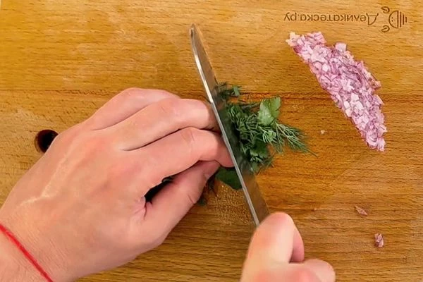 Зелень и лук мелко нарезать.