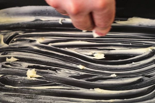 Жаропрочную посуду смазать сливочным маслом. 