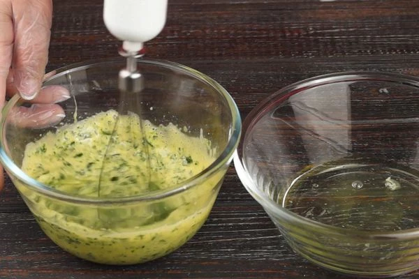 Отделить белки от желтков. В желтки добавить шпинат и взбить венчиком.