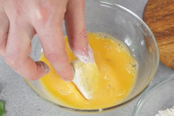 Затем во взбитом яйце.