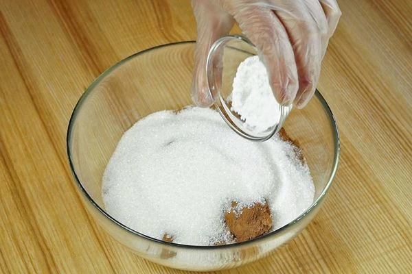 Смешать в глубокой чашке муку, какао, сахар, соль и разрыхлитель.