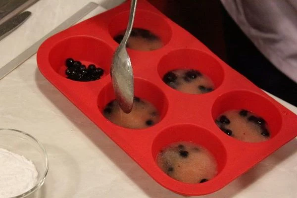 В силиконовую форму  на дно налить  смесь  желированного пюре ( на 1см). Дать застыть.