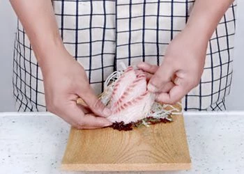 Выложите нашинкованные овощи пышной горкой на тарелку