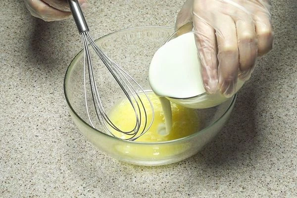 Затем влить 1/2 ст. кефира, перемешать.