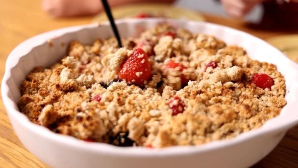 Поставить в предварительно разогретую до 180 градусов духовку на 20-30 минут. Точное время зависит от размера формы, ориентируйтесь на уверенно золотистый цвет крошки и бульканье ягод.
Чуть остудить и подавать крисп теплым, с шариком мороженого и мятой. Приятного аппетита! 
