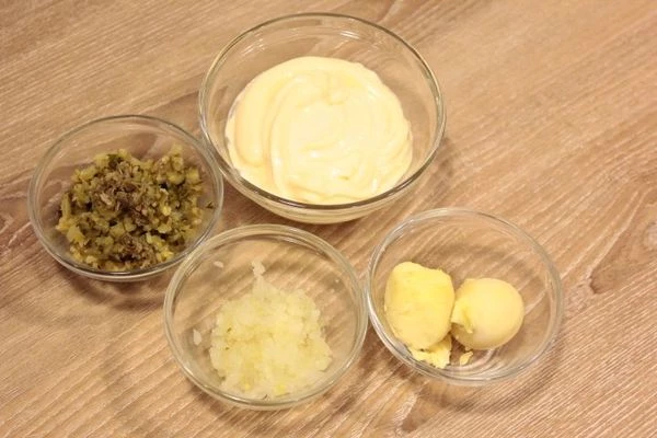 Огурец, каперсы и репчатый лук нарезать мелким кубиком.