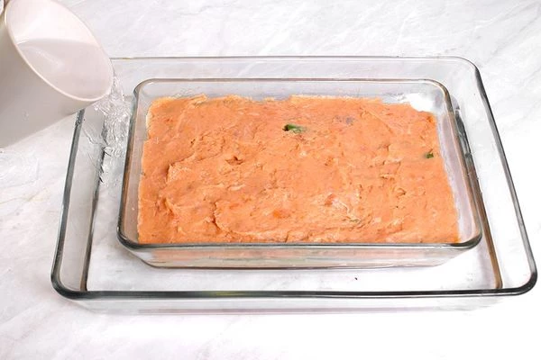 Выложить последним слоем оставшийся фарш из красной рыбы. Поставить противень с террином в форму большего размера с водой. Запечь в разогретой до 180С духовке 50-60 минут.