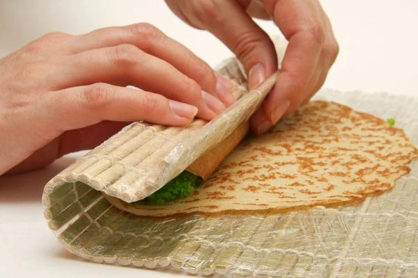 Сверните блинчик рулетом