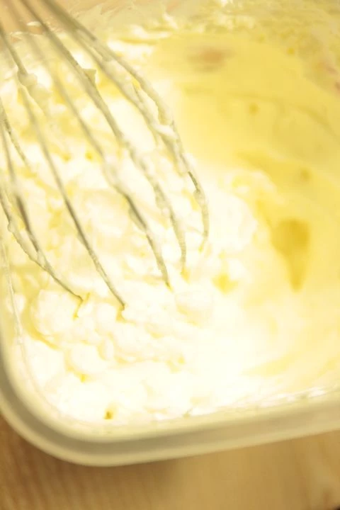 Приготовить ореховую посыпку: растереть сливочное масло  с сахаром, добавить муку и крахмал. Смешать до консистенции песочного теста. Орехи подсушить на раскаленной сковороде, очистить, порубить. Всыпать в получившуюся смесь, хорошо перемешать.