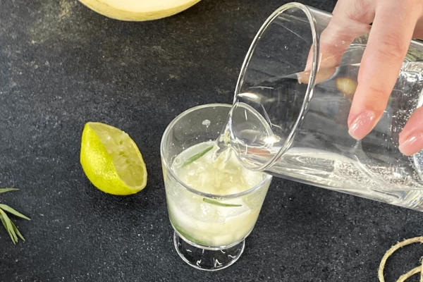 В бокал с дыней влить воду. 