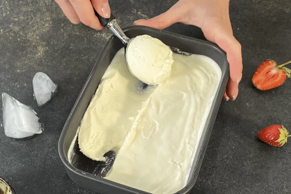 Скатать шарики мороженого.