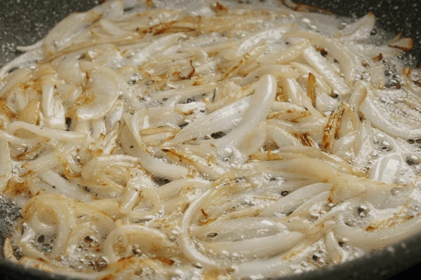 Затем обжарить на разогретой с растительным маслом сковороде до золотистого цвета, посолить по вкусу.