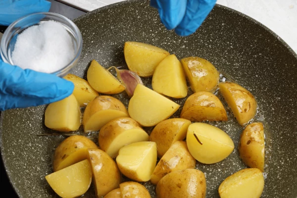 Затем розмарин и чеснок убрать и обжарить картофель до готовности и румяной корочки.