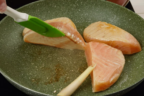 Обжарить подготовленные стейки на хорошо разогретой сковороде примерно по 1,5 минуты с каждой стороны. Можно добавить веточку тимьяна. Посолить, поперчить. Снять сковороду с огня и дать немного постоять в теплом месте.