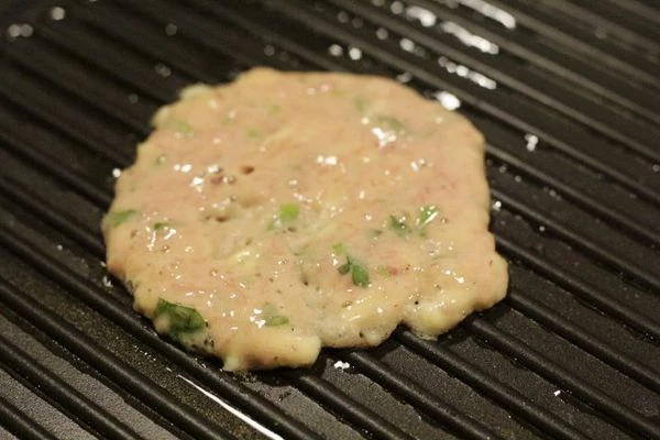 Пожарить вафли в вафельнице. Если ее нет, ничего страшного, у нас прекрасно получились "вафли" на сковороде.