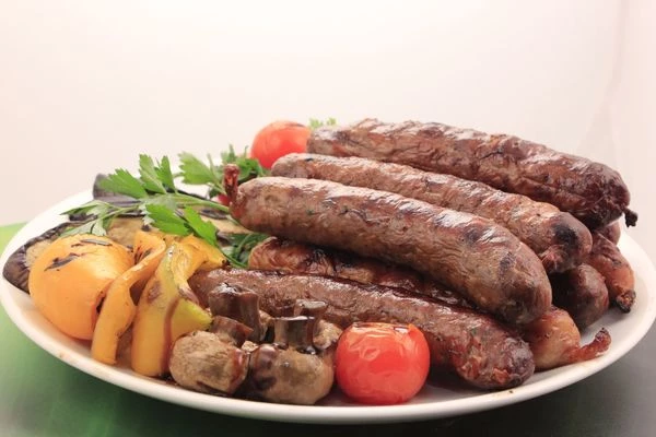 Украсить зеленью и соусом по желанию.