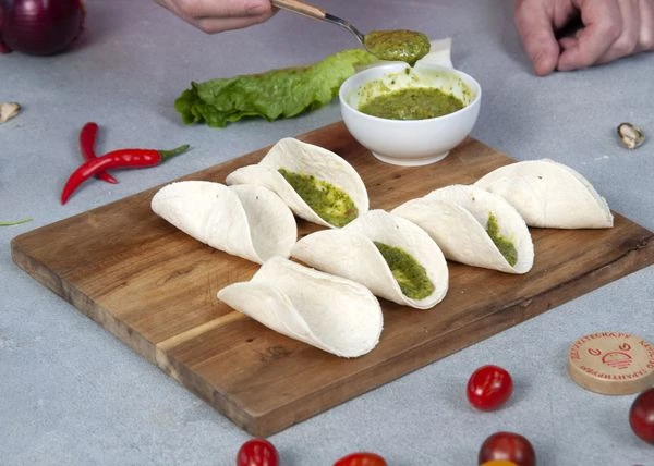 Каждую лепешку смазать соусом чимичурри.