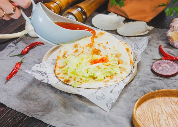 Подавать с нарезанным айсбергом и соусом. 