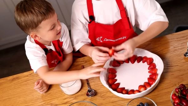 Выложить на дно формы слой ягод, заполнив примерно на 1/2 высоты.
