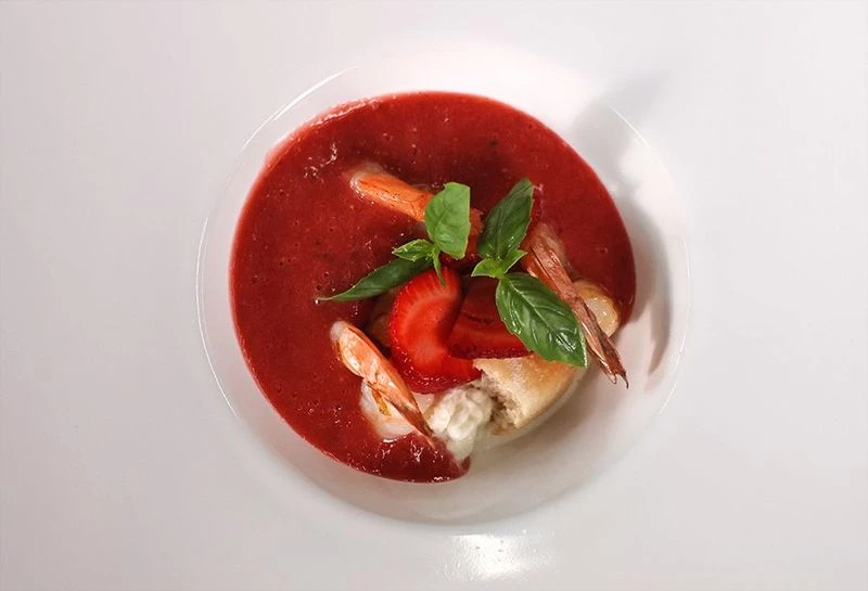 Клубнично-томатный гаспачо с креветками