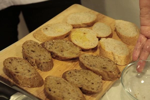 Обжарить на сухой, раскаленной сковороде-гриль. Натереть с одной стороны чесноком.