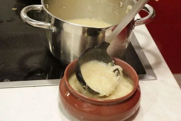 Сверху на суп уложить кусочки обжаренного багета и посыпать сыром.