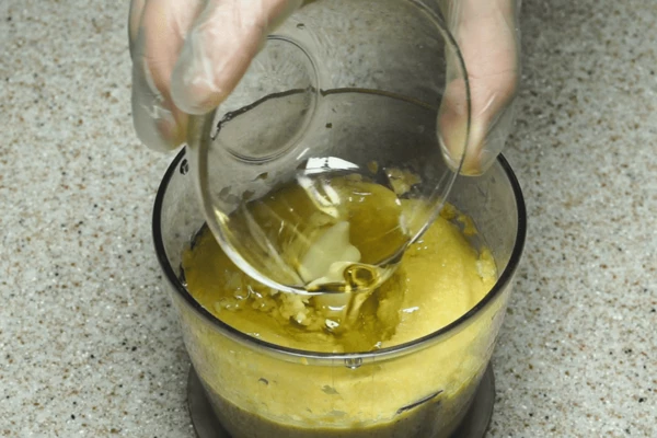 Влить оливковое масло.