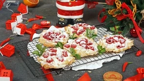 Слойки с малиной и творогом