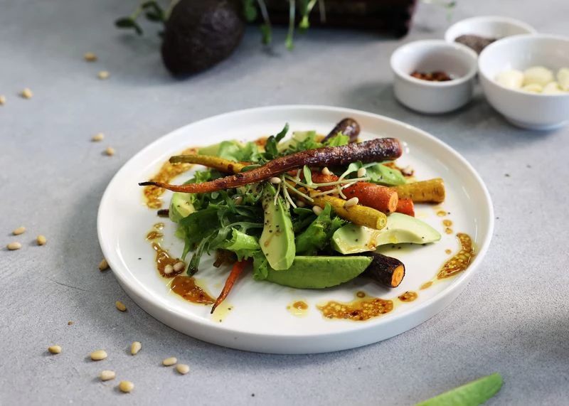 Салат с морковью и авокадо