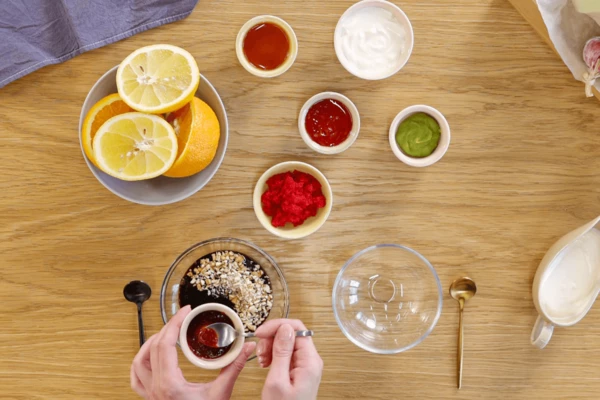 
Для соуса “севиче” смешать соус кимчи, сладкий чили, сок апельсина, сок лимона, соевый соус, кунжутное масло и измельченные орехи кешью.
