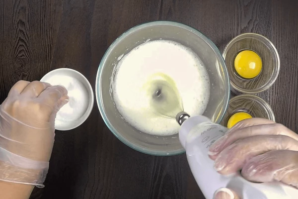 Белки взбить венчиком до густой пены, добавить соль. 