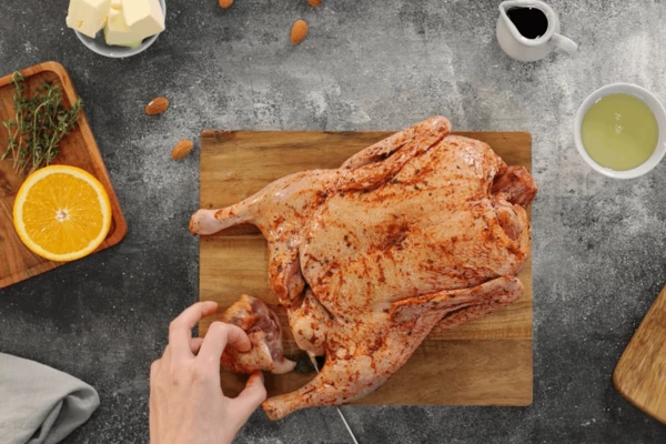 Утку разморозить на нижней полке холодильника, срезать железу у хвостика.
